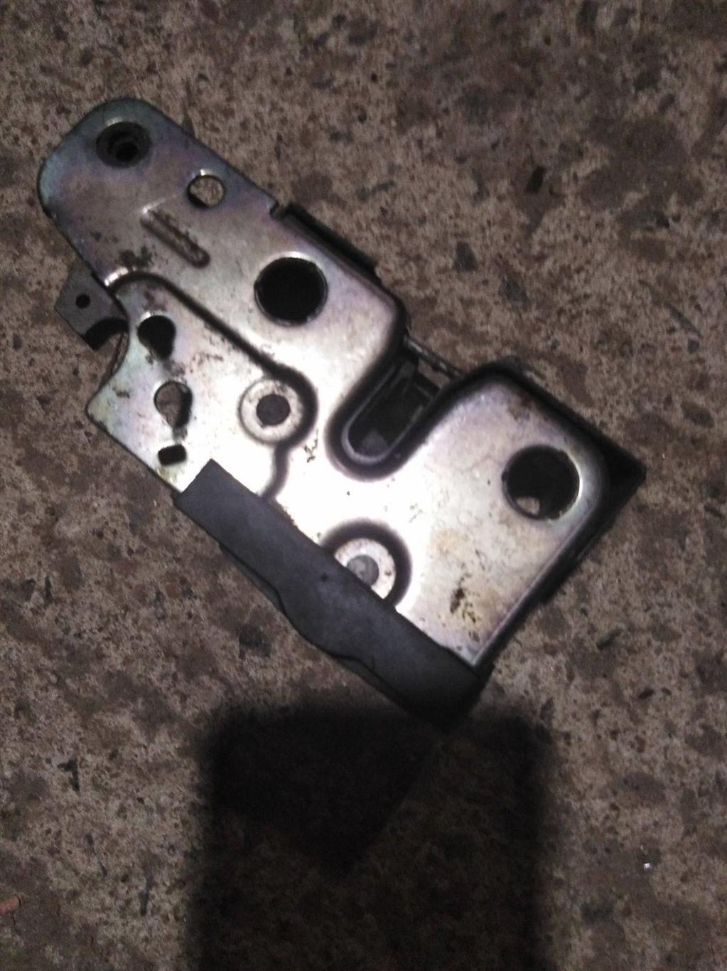 замок капота Volkswagen Passat B6 2007, 1.9 л., TDi, дизель, седан, 3C1823509D, 3C1823509E, 3C1823509G, 3C1823509H, . - фото №1