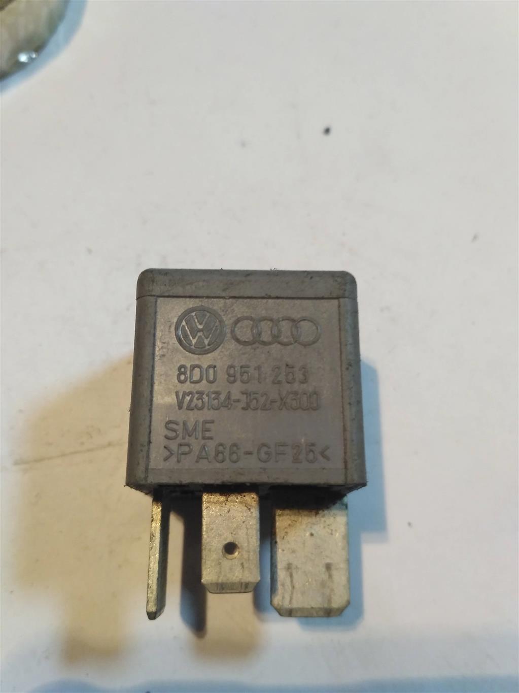 реле (прочие) Audi A4 B7 2006, 1.9 л., TDi, дизель, седан, 8D0951253, 4H0951253, 443951253J, 7M0951253A, . - фото №1