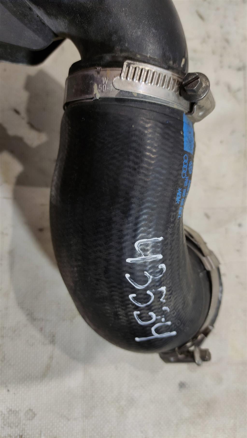 патрубок (трубопровод, шланг) Volkswagen Passat B7 2013, 1.4 л., TSI, бензин, седан, 1K0145838L, CAVD, CNWA, . - фото №1