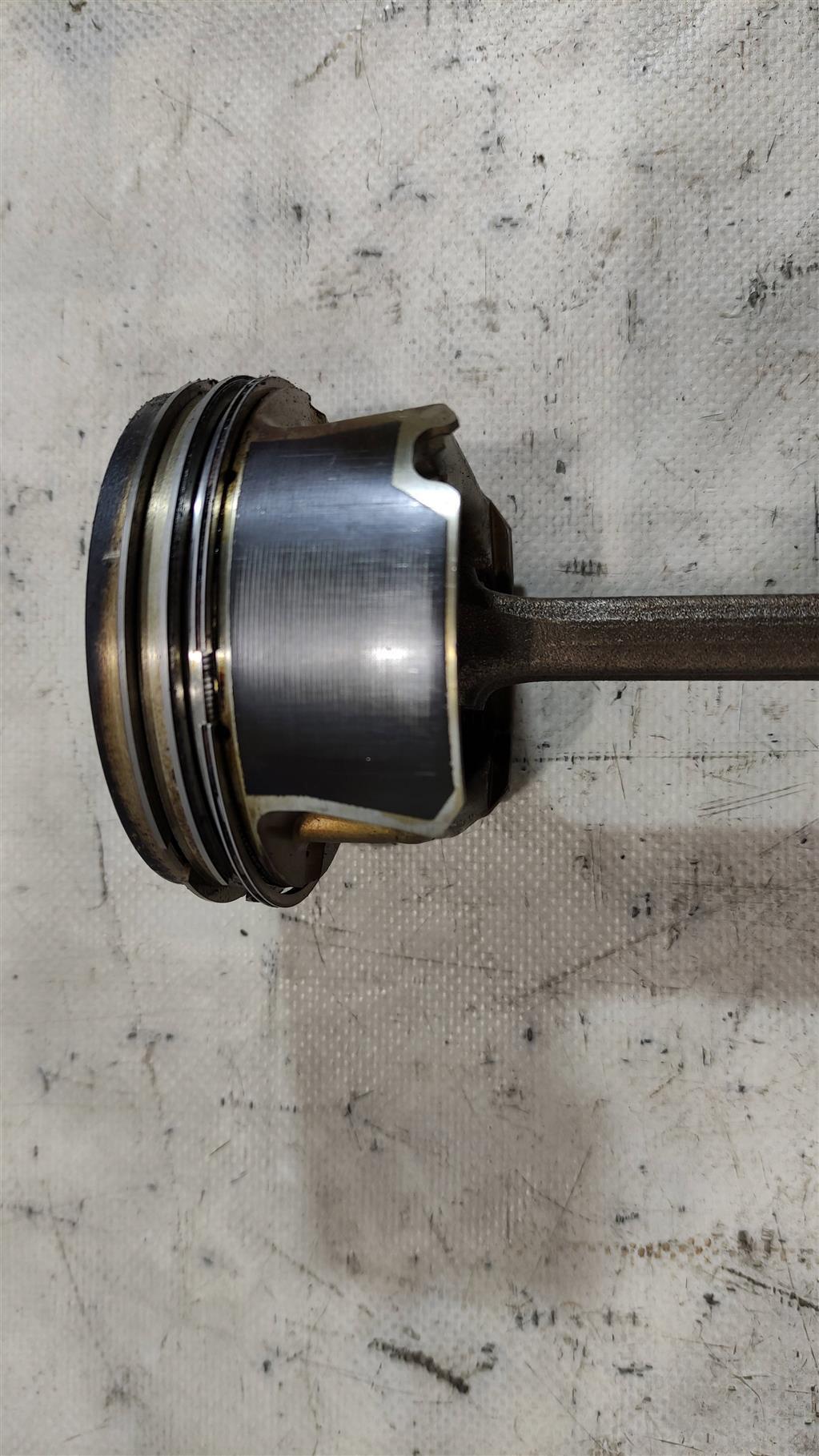 поршень Volkswagen Passat B6 2006, 2.0 л., бензин, седан, BPG, BPY, 06D107066AB, BPJ, BWE, AXX, BWA, BWT, CDL, BGB, BUL, BYK, CDLA, CDLC - фото №1