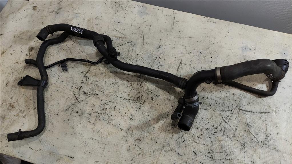 патрубок (трубопровод, шланг) Volkswagen Jetta 5 поколение 2009, 2.0 л., TDi, дизель, седан, BKK, BRR, BDL, BKD, 3C0121087A, CBAB, CBDC, CBBB, CFFB, CFGB, CAYC, CLJA, CBAC, CFLA, . - фото №1