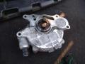 насос вакуумный Volkswagen Golf 7 поколение 2014, 1.6 л., TDi, дизель, хетчбэк 5 дв., 03L145100F, 03L145100, CBAA, CBAB, CBDC, CLCA, CFF, CFG, CGLC, CMGB, CFJA, CJAA, CFHC, CBDA, CAYD, CAYE, CEGA, CLJA, CLLB, CJCA - фото №4