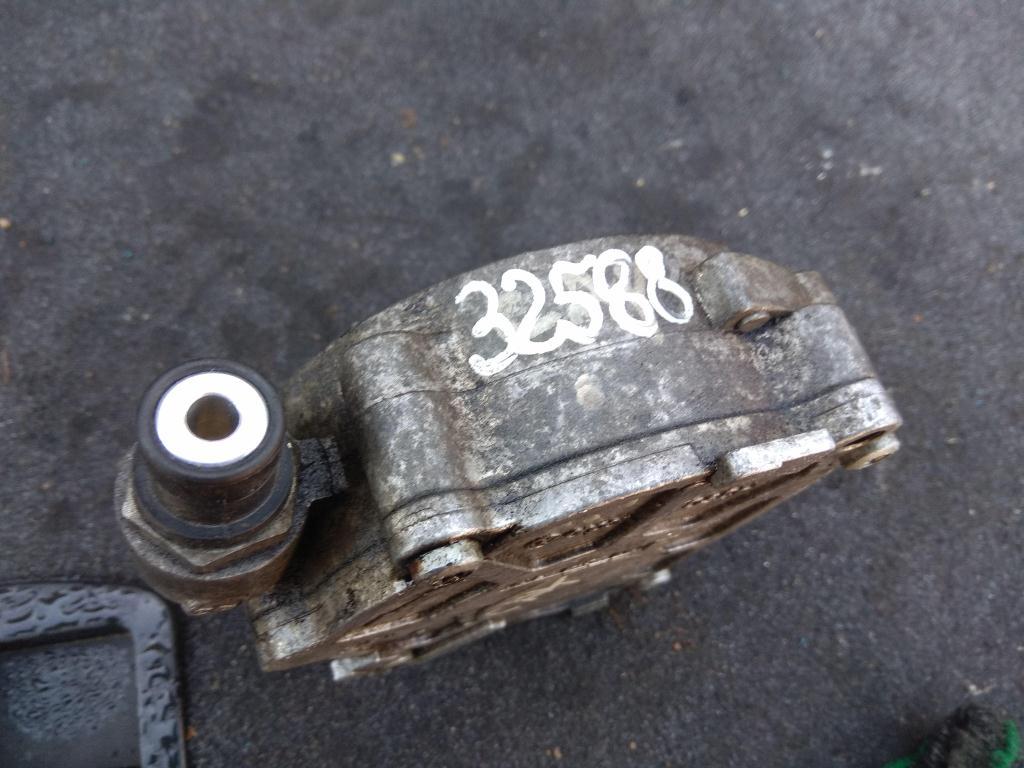 насос вакуумный Volkswagen Jetta 6 поколение 2012, 1.6 л., TDi, дизель, седан, 03L145100F, 03L145100, CBAA, CBAB, CBDC, CLCA, CFF, CFG, CGLC, CMGB, CFJA, CJAA, CFHC, CBDA, CAYD, CAYE, CEGA, CLJA, CLLB, CJCA - фото №1