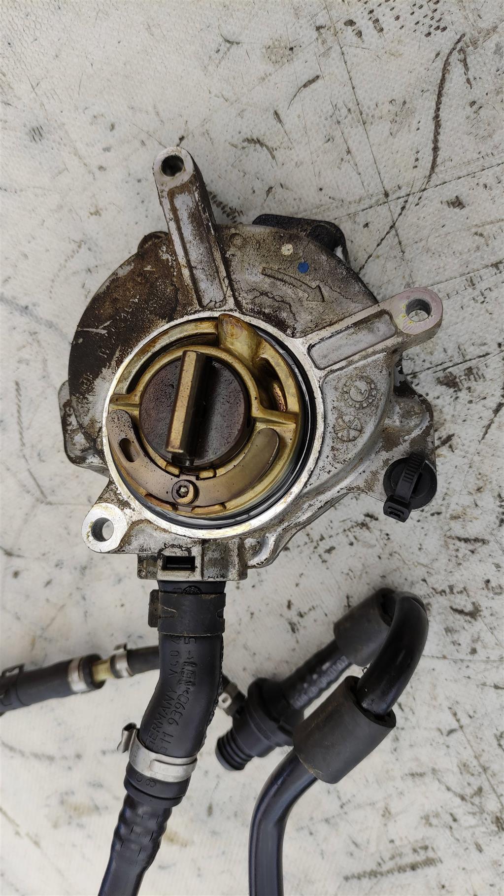 насос вакуумный Audi A6 4F/C6 2006, 2.0 л., бензин, седан, 06D145100E, BPG, AWA, BPY, BWE, 06D145100G, AXX, BWA, 06D145100H, BWT, 06D145100F, BGB, BUL, BYK, BYD, . - фото №1