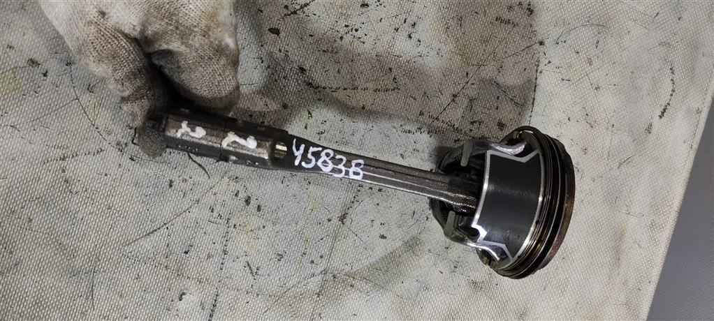 поршень Volkswagen Passat B7 2013, 1.8 л., TFSI, бензин, седан, CPR, 06L107103E, CXB, 06L107065B - фото №1