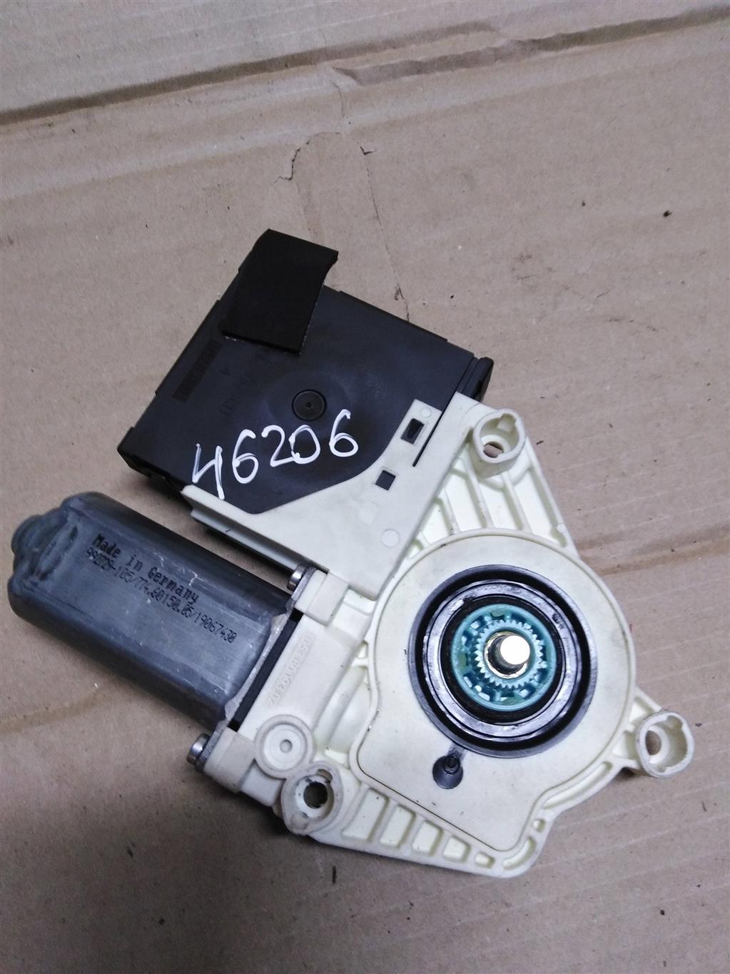 моторчик стеклоподъемника передний правый Volkswagen Passat B6 2006, 2.0 л., бензин, седан, 1K0959702P, 1K0959792L, . - фото №1