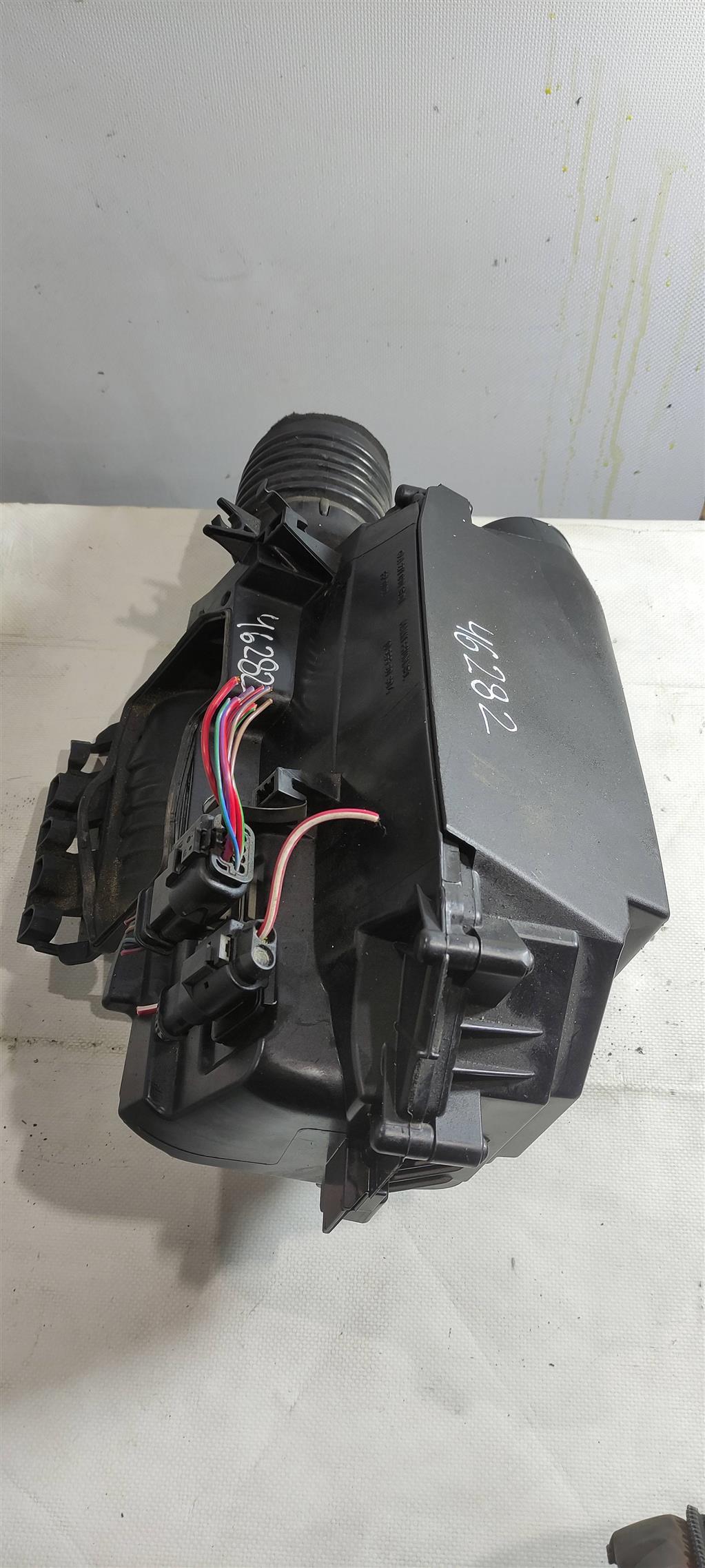 корпус воздушного фильтра Mercedes-Benz E-Класс W212/S212/C207/A207 2012, 1.8 л., бензин, седан, 271.860, A2710940304, A2710901601 - фото №1