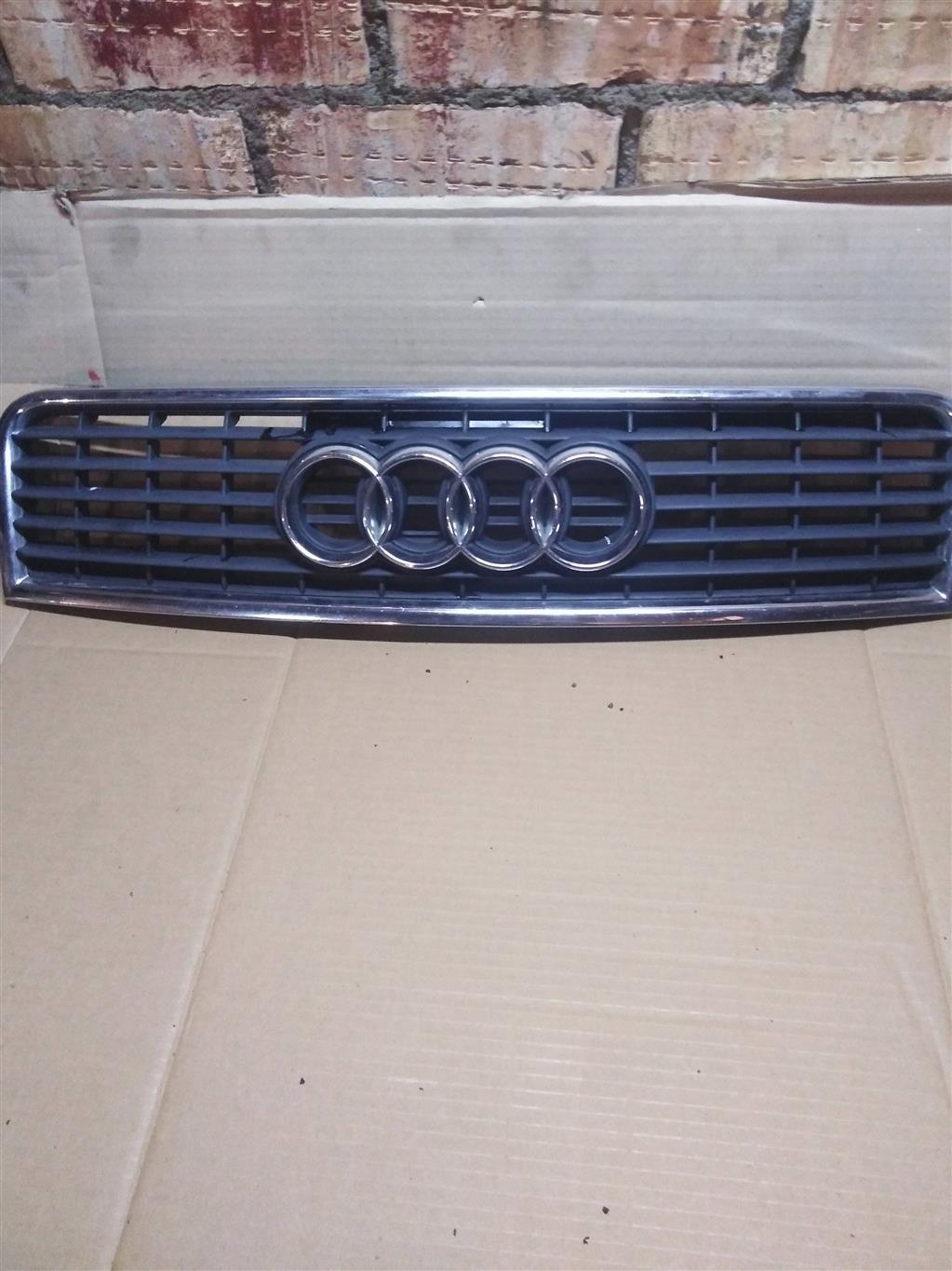 решетка радиатора Audi A4 B6 2003, 1.8 л., бензин, седан, 8E0853651F, . - фото №1