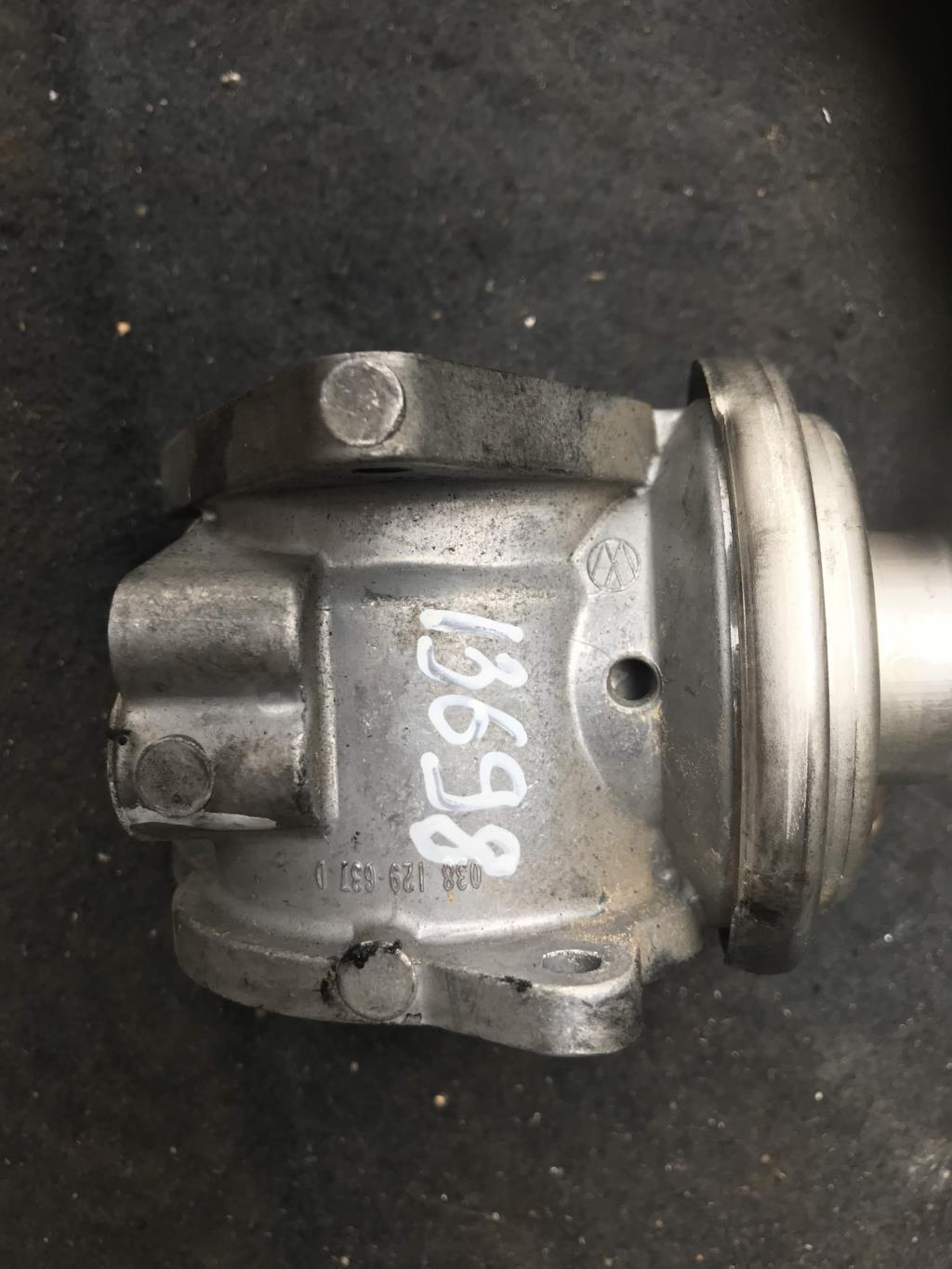 клапан EGR Skoda Superb 2 поколение 2011, 2.0 л., TDi, дизель, хетчбэк 5 дв., 038129637D, 038131501AN, 038131501AF, BKC, 038131501S, BKD, BXE, BKP, AZV, BRU, BXF, AYZ, BMA, BVE, BSW, AXR, BLT - фото №1