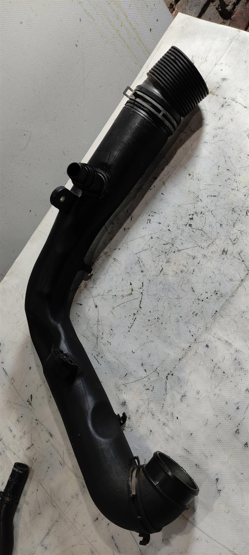 патрубок (трубопровод, шланг) Volkswagen Passat B6 2007, 1.9 л., TDi, дизель, седан, 1K0129654AD, 1K0129654AA, BXE, BLS - фото №1