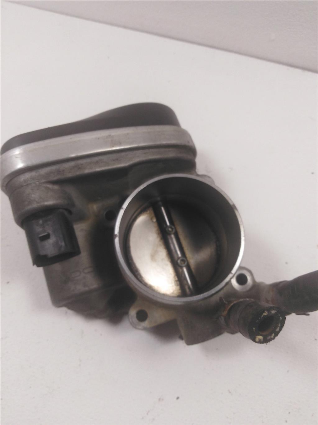 заслонка дроссельная Volkswagen Passat B6 2006, 2.0 л., бензин, седан, 06F133062, . - фото №1