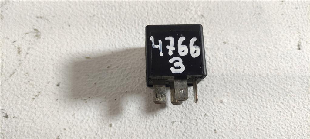реле (прочие) Volkswagen Jetta 5 поколение 2006, 1.9 л., TDi, дизель, седан, 141951253B, 8D0951253A, 4H0951253A, 8K0951253, 431951253H, . - фото №1
