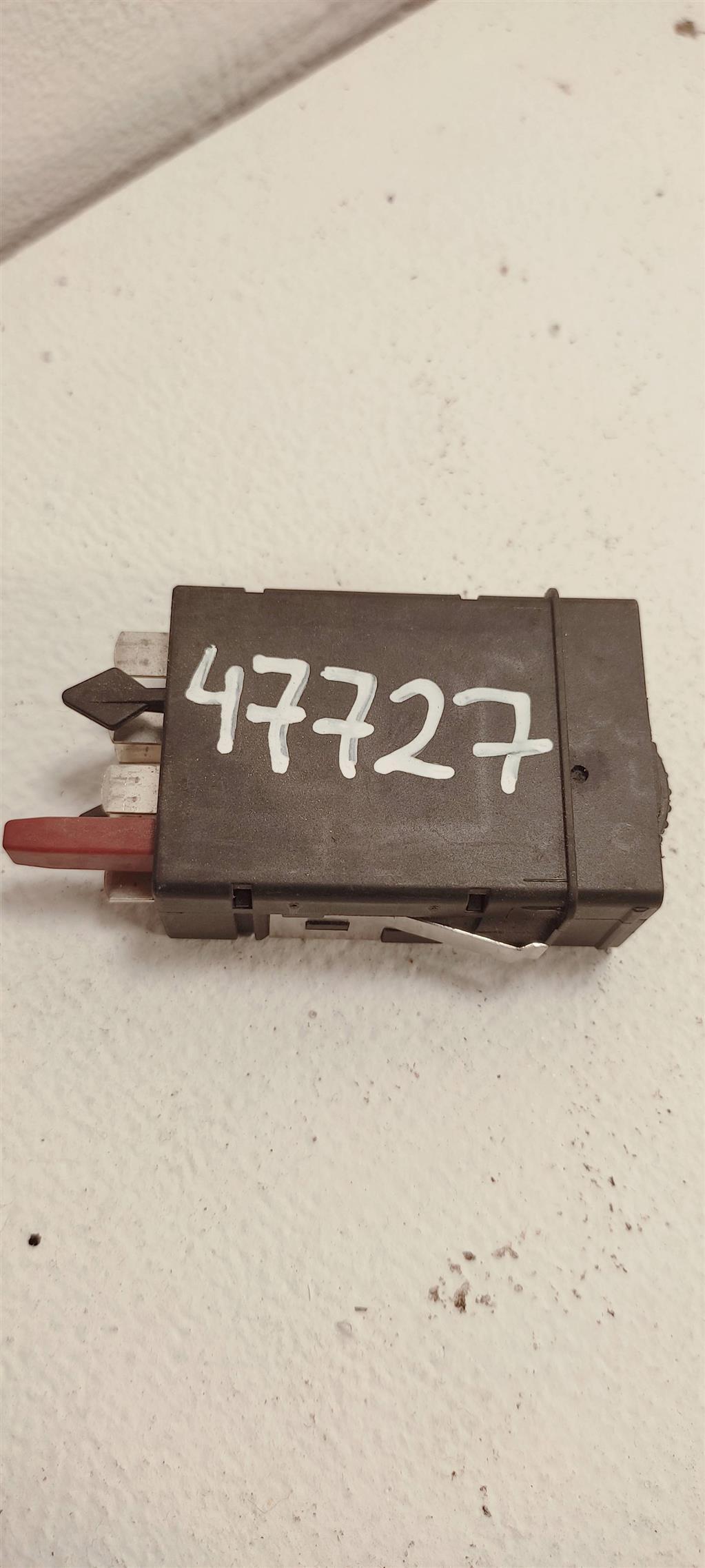кнопка обогрева сидений Volkswagen Passat B5 1998, 1.8 л., бензин, седан, 3B0963563D, . - фото №1