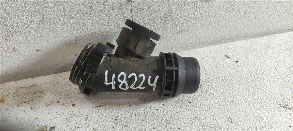 фланец (тройник) системы охлаждения Volkswagen Passat B6 2006, 2.0 л., бензин, седан, BLX, 06F121131C, . - фото №1
