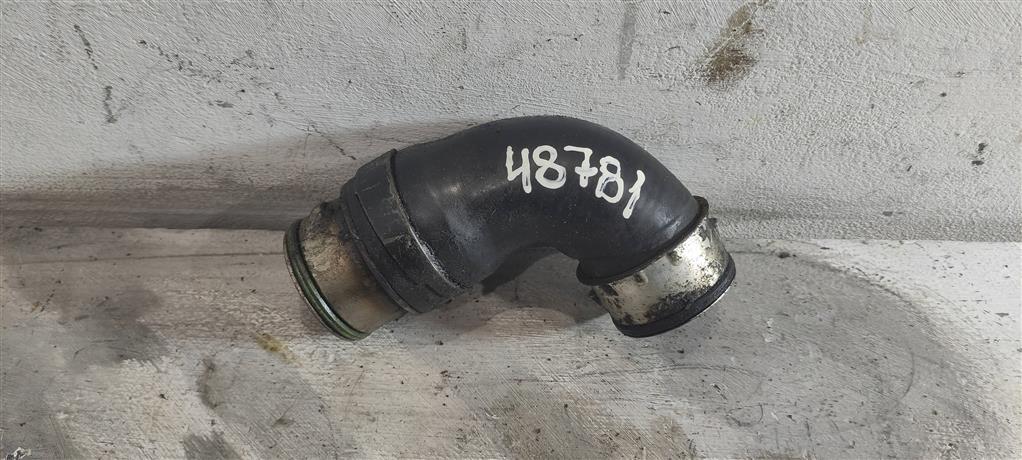 патрубок интеркулера Volkswagen Golf 5 поколение 2007, 1.9 л., TDi, дизель, хетчбэк 5 дв., BLS, 038131111A, BMM, BSU, BXJ, . - фото №1