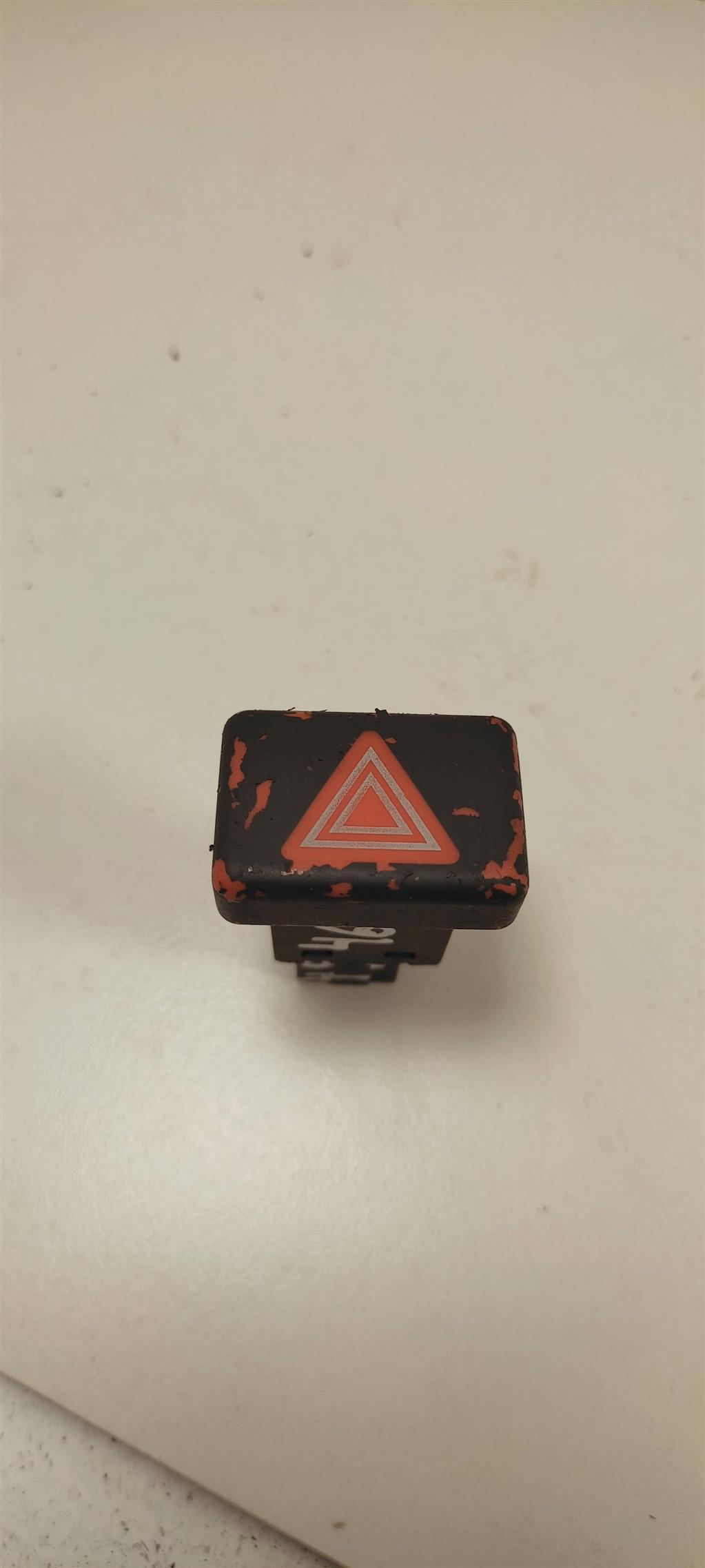 кнопка аварийной сигнализации Audi A4 B6 2003, 1.9 л., TDi, дизель, седан, 8E0941509, . - фото №1