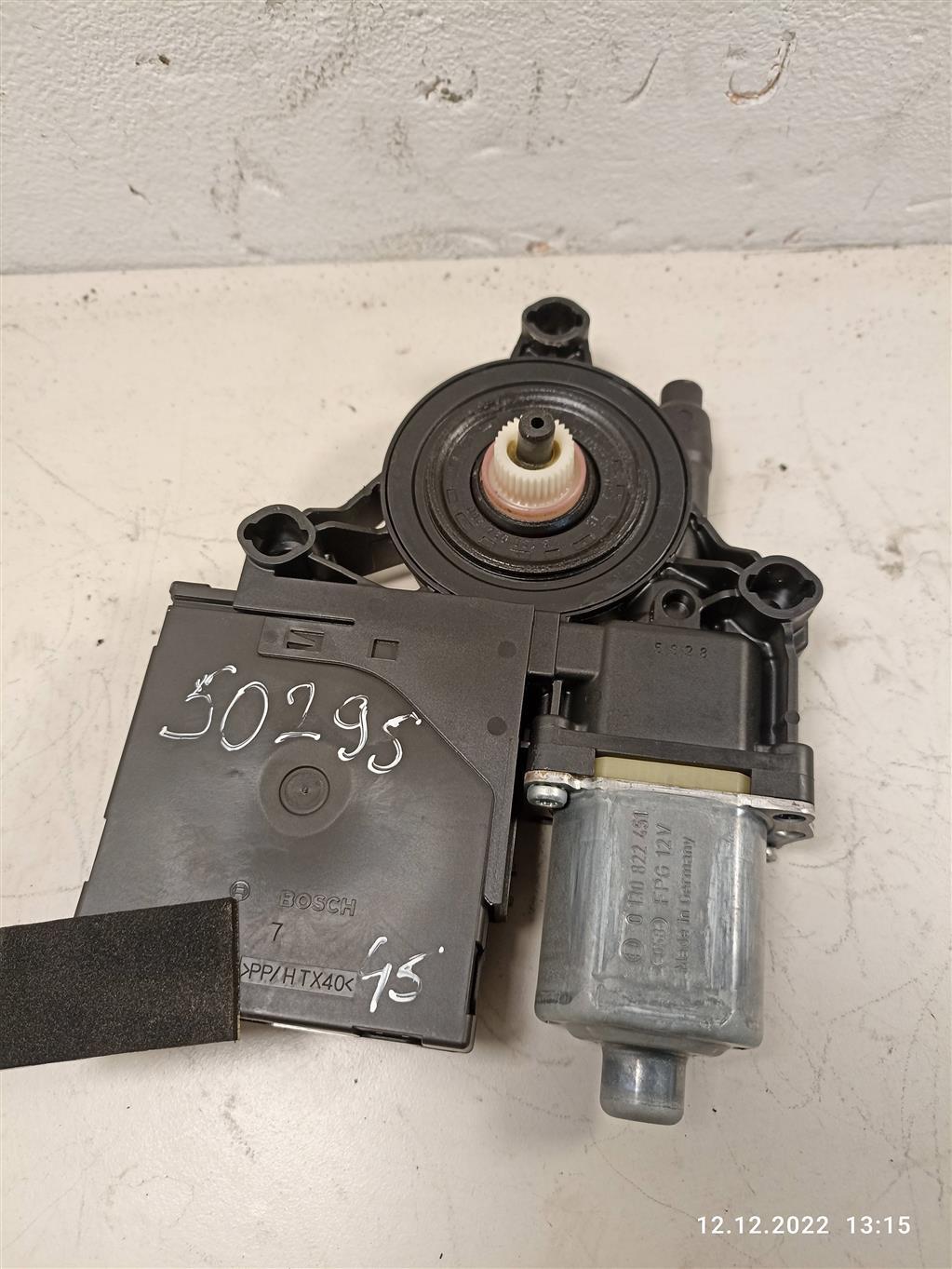 моторчик стеклоподъемника передний правый Volkswagen Passat B6 2006, 1K0959702AC, 1K0959792N, 3C1837462L, . - фото №1