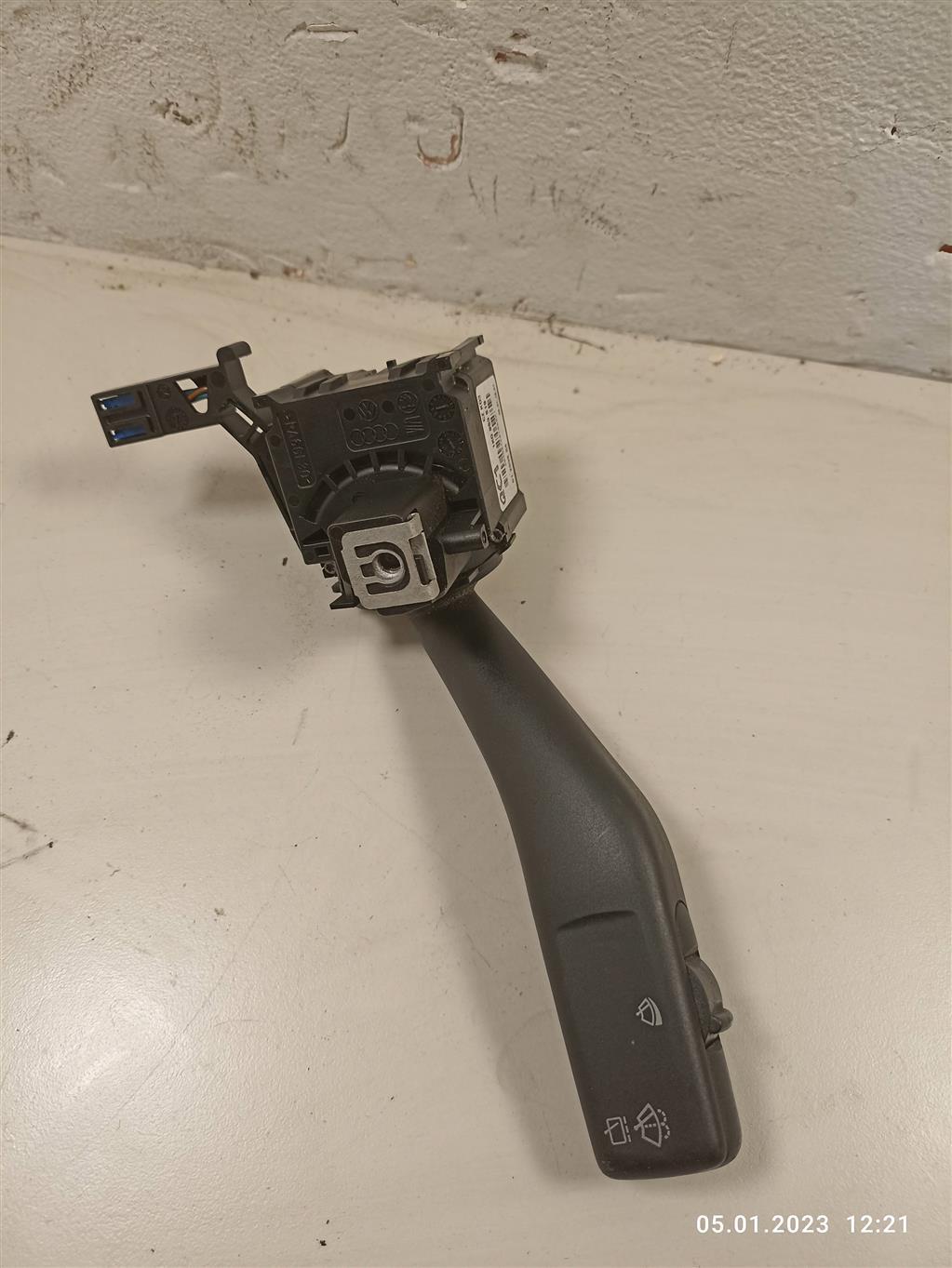 переключатель подрулевой (стрекоза) Volkswagen Golf 5 поколение 2007, универсал, 1K0953519B, 8P095513, 1K0953549AJ, 1K0953519, 8P0953513, 1K0953549AL, 1K0959653D, 1K5653503CN, 1K0953503DF, . - фото №1