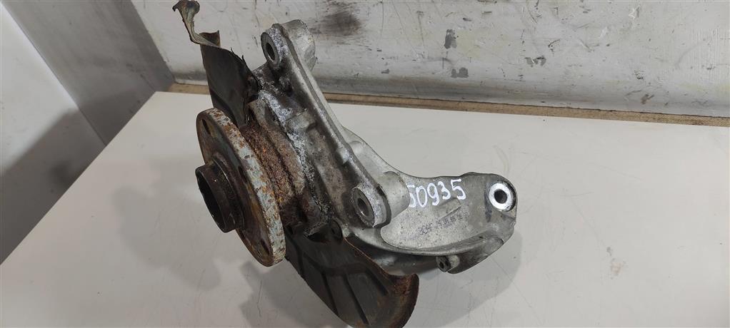 кулак поворотный левый Volkswagen Passat B7 2013, 2.0 л., бензин, универсал, 3C0407257F, 3C0407253F, . - фото №1