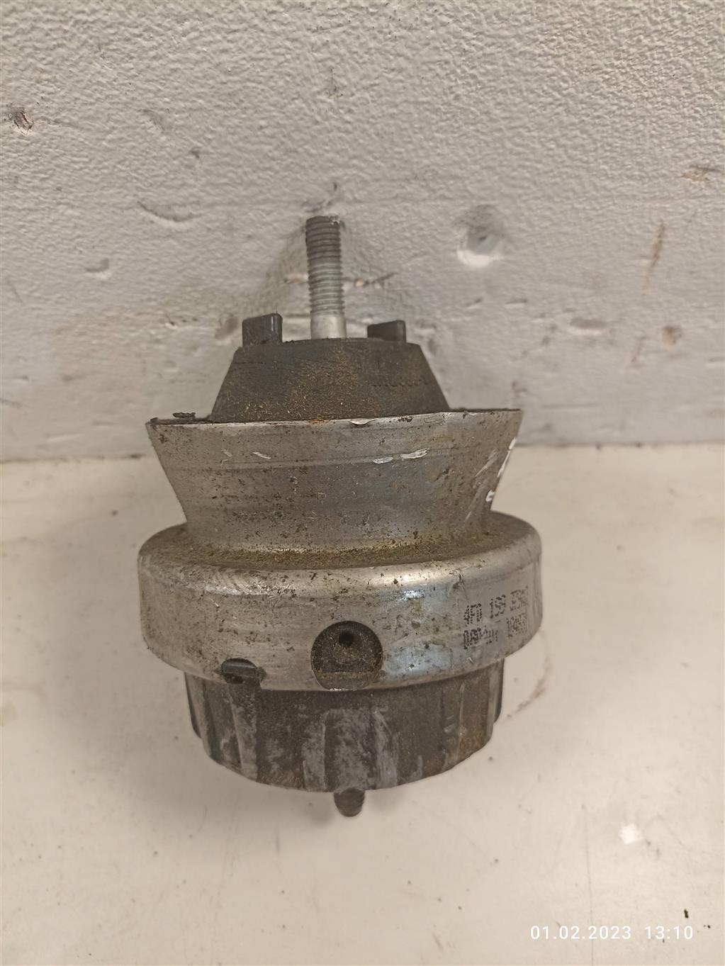 подушка крепления двигателя Audi A6 4F/C6 2006, 2.0 л., 4F0199379AQ, . - фото №1