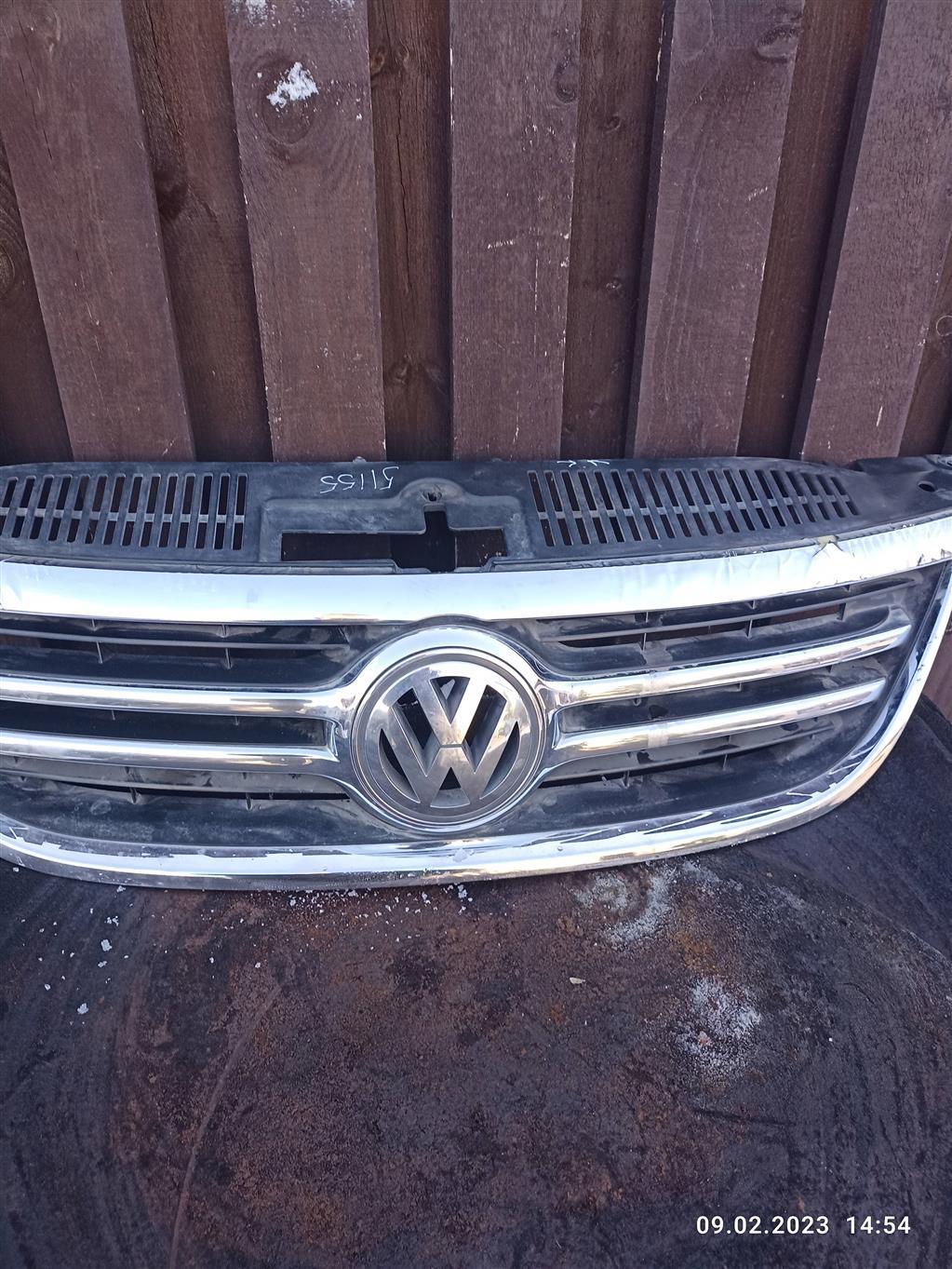 решетка радиатора Volkswagen Tiguan 1 поколение 2007, 5N0853651C, . - фото №1