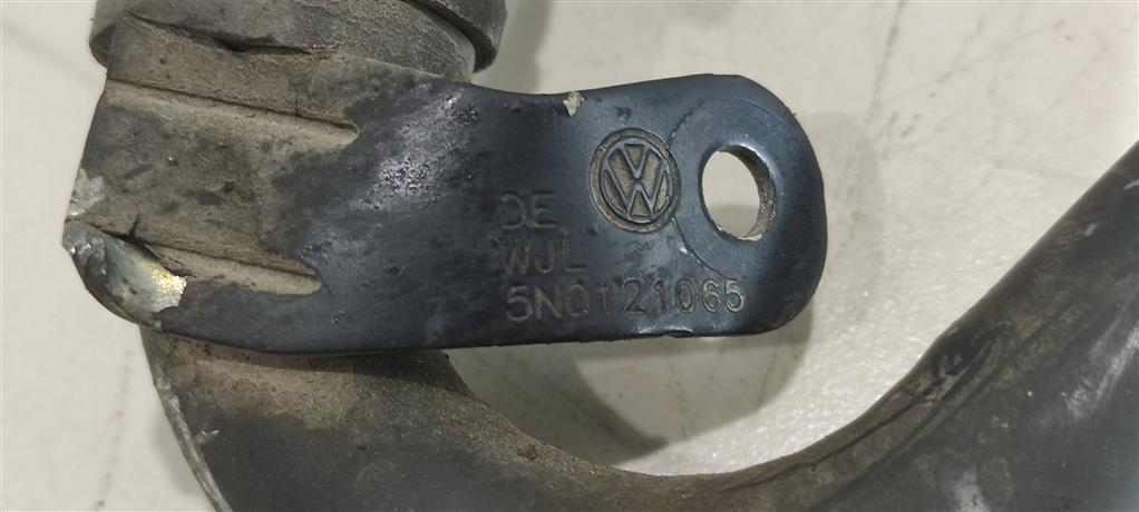 трубка охлаждающей жидкости Volkswagen Golf 6 поколение 2010, 2.0 л., TDi, дизель, хетчбэк 5 дв., 5N0121065, CFFA, CFFB, CFGB, CAYC, CLLA, CFGC, . - фото №1