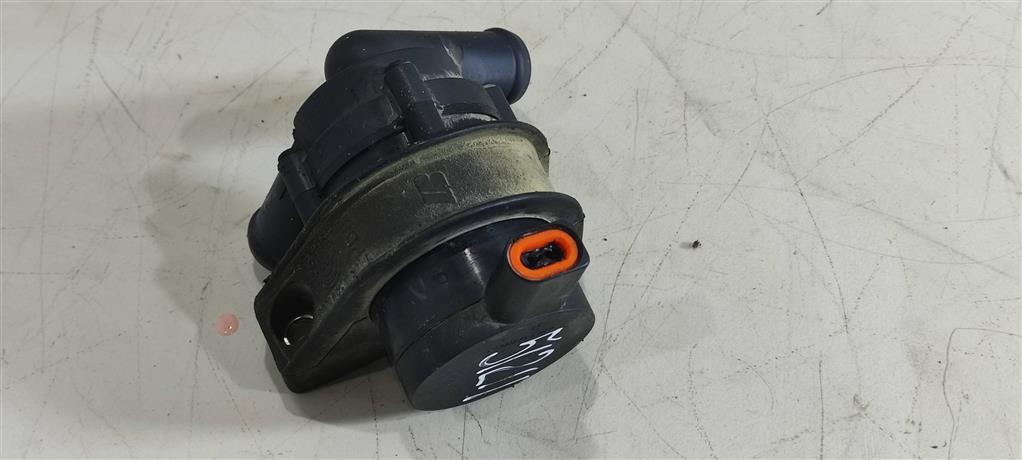 насос антифриза дополнительный Audi A4 B7 2006, 3.0 л., бензин, седан, 06C121601, BBJ, . - фото №1