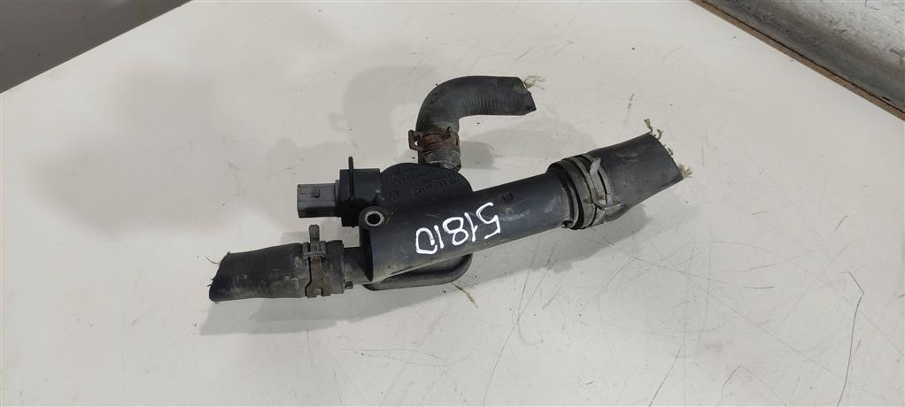 фланец (тройник) системы охлаждения Volkswagen Passat B6 2006, 1.9 л., TDi, дизель, седан, 038121132D, BXE, . - фото №1