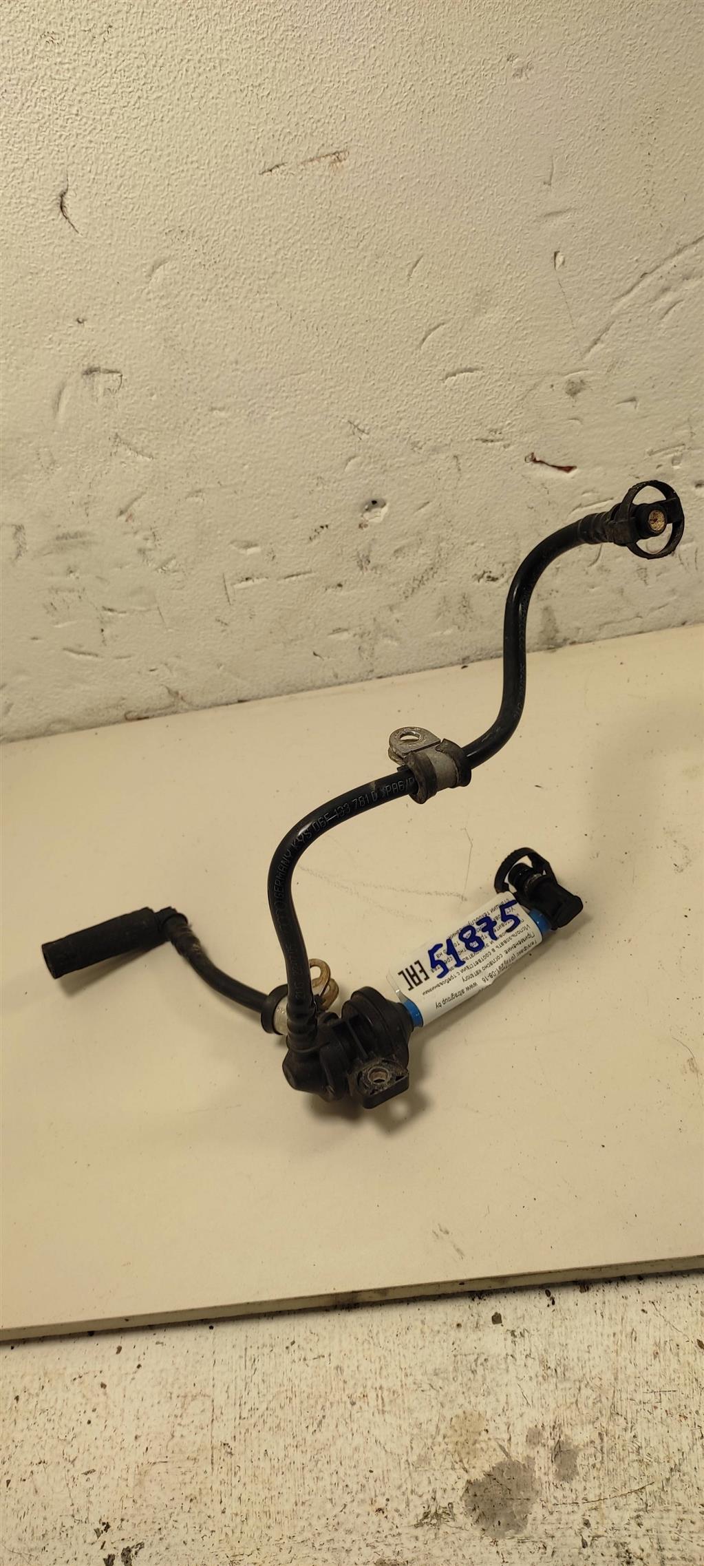 патрубок (трубопровод, шланг) Volkswagen Passat B6 2007, 2.0 л., седан, BPY, BPJ, AXX, BWA, 06F133781L, 06F133781M, 06F133781D, BYK, 06F133781A, 06F133781G - фото №1