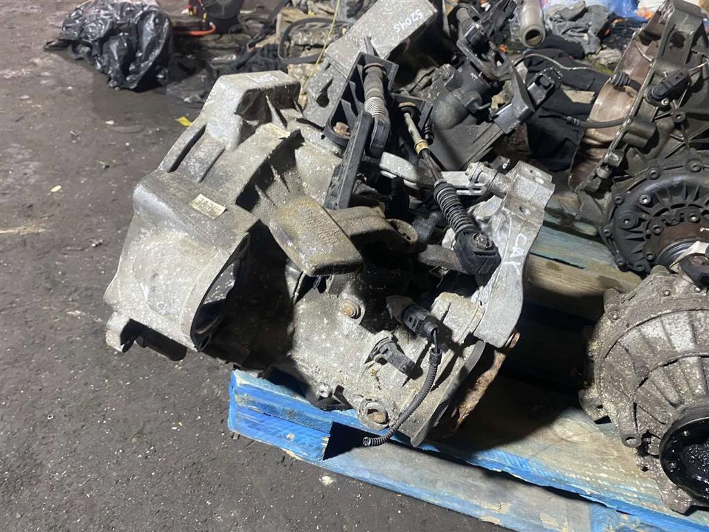 КПП механическая (МКПП) Volkswagen Passat B7 2013, 1.6 л., TDi, дизель, седан, CAY, MDM, JCX, HNV, JQP, KBM, KJF, LHP - фото №1