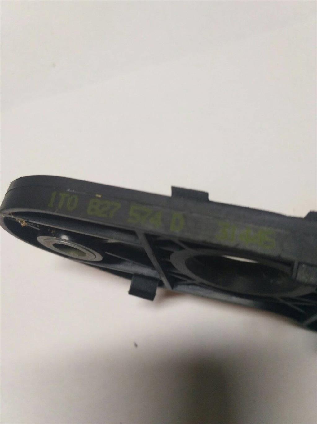 накладка подсветки номера Volkswagen Jetta 5 поколение 2006, 2.0 л., TDi, дизель, седан, 1T0827574D, 1T0827574K, 1T0827574M, . - фото №1