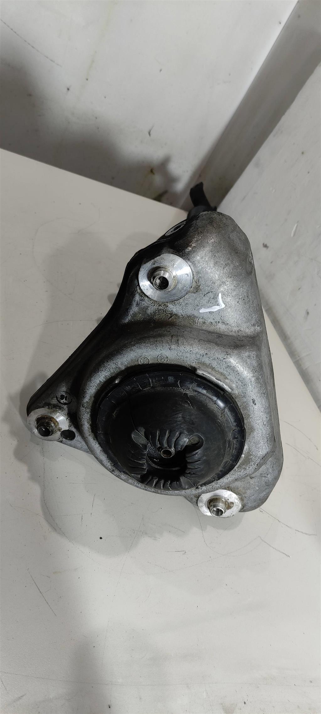 амортизатор передний Audi A4 B7 2006, 2.0 л., бензин, седан, 8E0413031DA, 8E0413031DE - фото №1