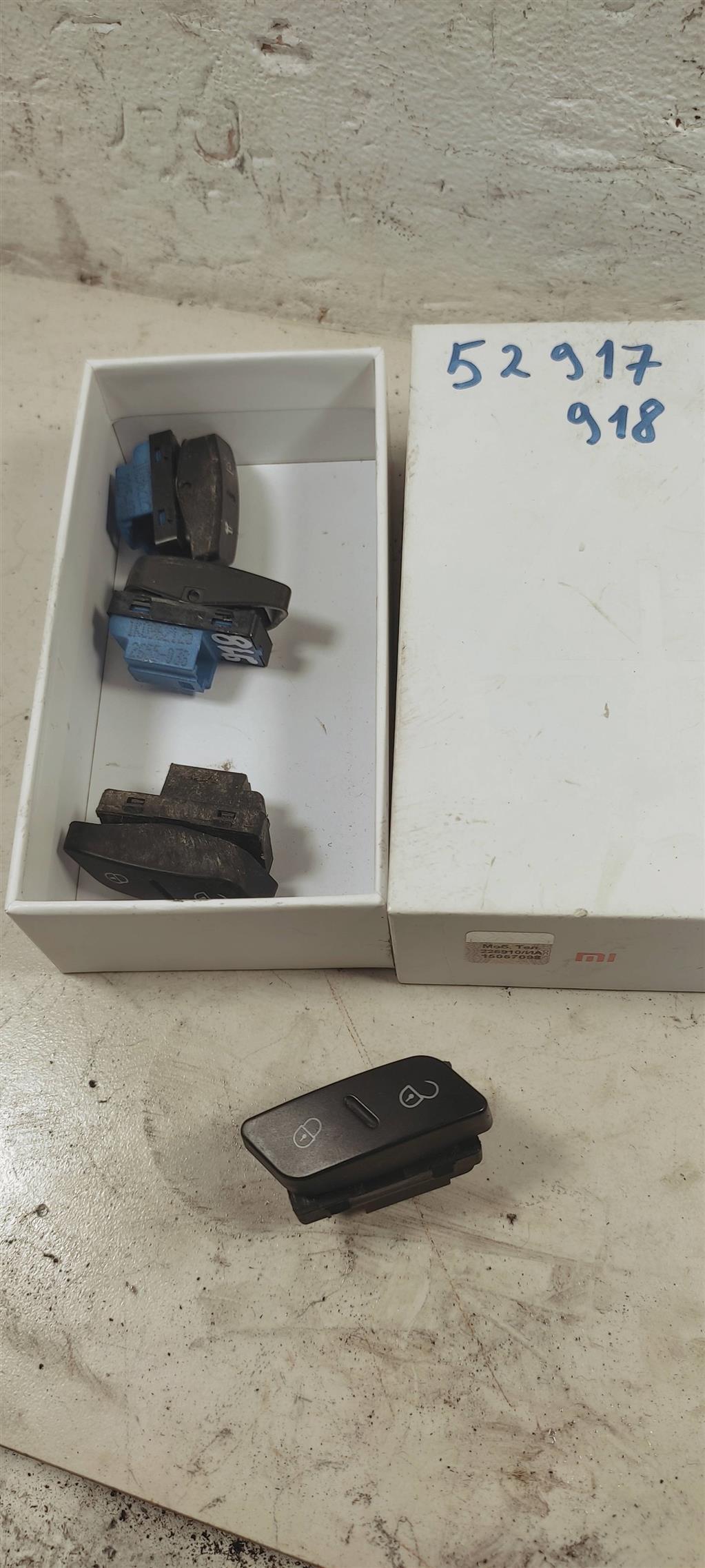 кнопка центрального замка Volkswagen Golf 5 поколение 2003, 1K0962125, 1K0962125B, . - фото №1