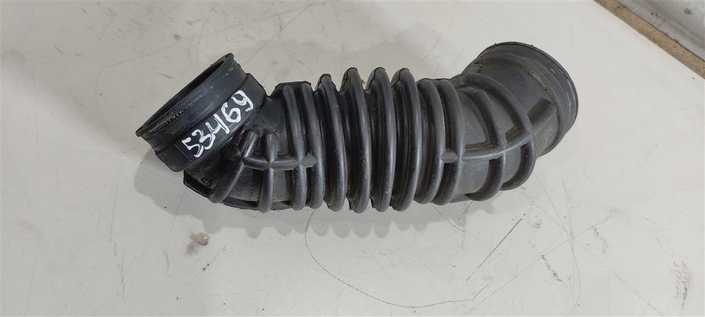 патрубок воздушного фильтра Audi A4 B7 2006, 2.0 л., бензин, седан, 8E0133356D, BPG, BPJ, BWE, BWT, BGB, BUL, BYK, . - фото №1