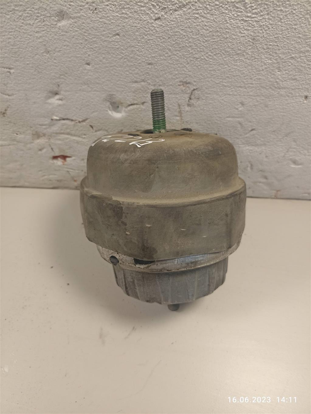 подушка крепления двигателя Audi A6 4F/C6 2006, 3.0 л., 4F0199379BF, 4F0199379K, 4F0199379AP, . - фото №1