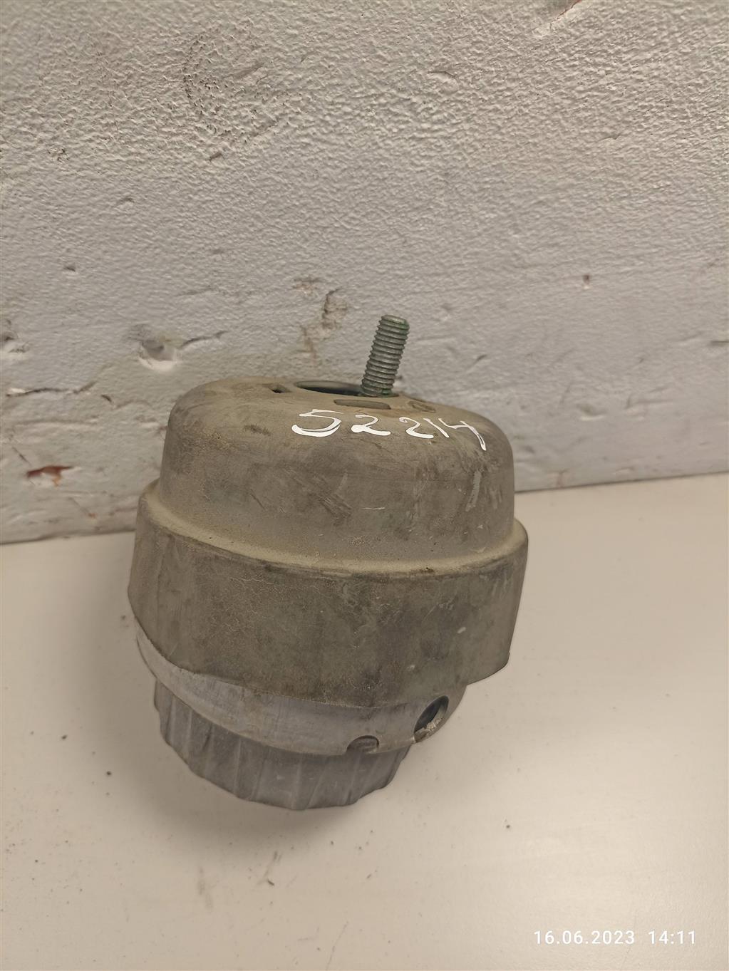 подушка крепления двигателя Audi A6 4F/C6 2006, 3.0 л., 4F0199379BF, 4F0199379K, 4F0199379AP, . - фото №1
