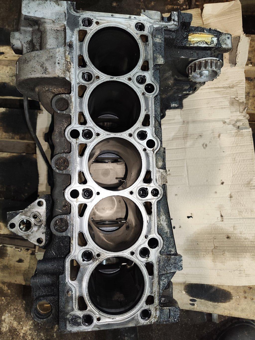 блок цилиндров Volkswagen Transporter T5 2006, 2.5 л., TDi, дизель, микроавтобус, AXE, AXD - фото №1