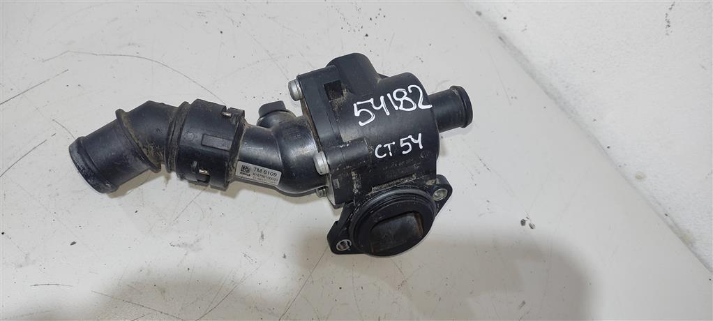 корпус термостата Volkswagen Jetta 5 поколение 2009, 2.0 л., бензин, седан, 06F121111, BVY, BLR, BLX, BVX, AXW, AXX, . - фото №1