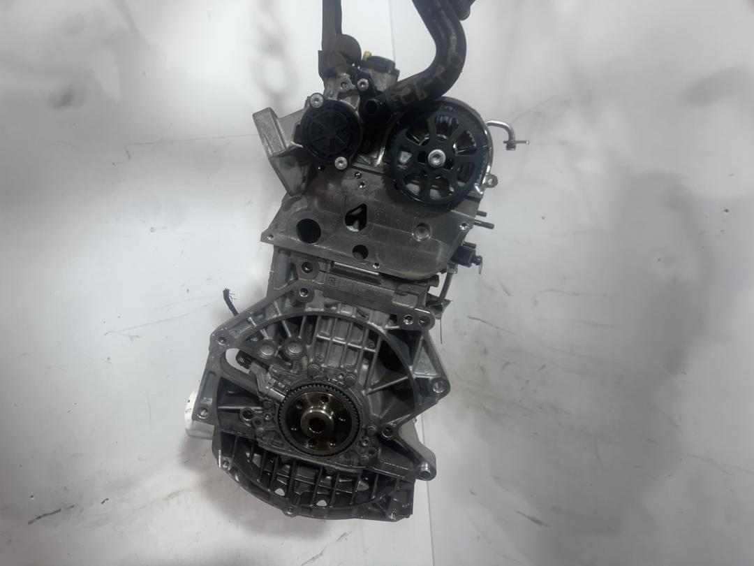 двигатель Skoda Octavia 3 поколение (A7) 2015, 1.4 л., бензин, CPW, 04E103475BT - фото №1
