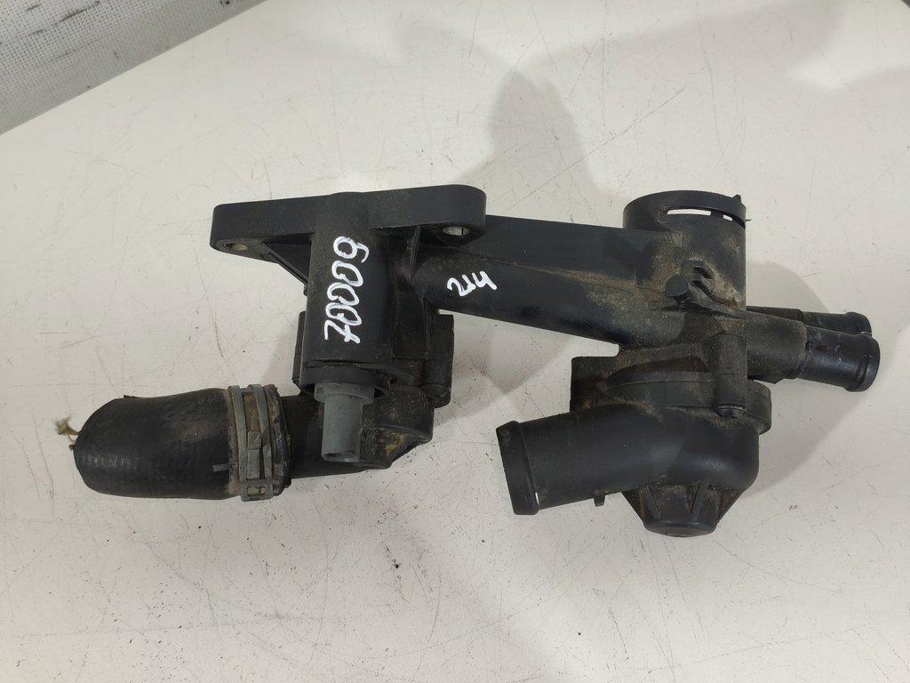 корпус термостата Volkswagen Passat B6 2007, 1.4 л., TSI, бензин, универсал, 03C121118D, 03C121111P, 03C121111T, 03C121111AB, 03C121121D, 03C121026S, 03C121026AF - фото №1