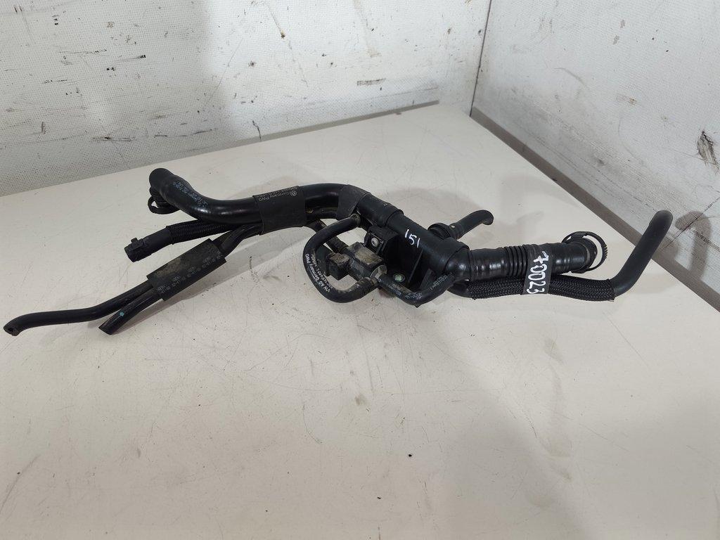 патрубок (трубопровод, шланг) Volkswagen Tiguan 1 поколение 2009, 1.4 л., бензин, внедорожник 5 дв., 03C103175D, 03C103175K, 03C103175L, 03C103474J - фото №1