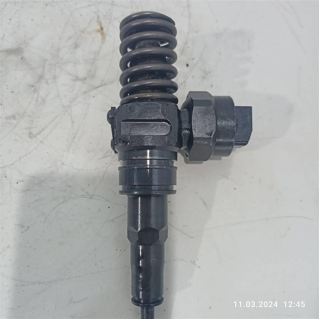 форсунка Skoda Roomster 1 поколение 2008, 1.9 л., TDi, ATD, AXB, AXC, BKC, 038130073AG, 038130073AQ, 038130073AM, BXE, BRU, BXF, 0414720208, 0414720213, 0414720215 - фото №1