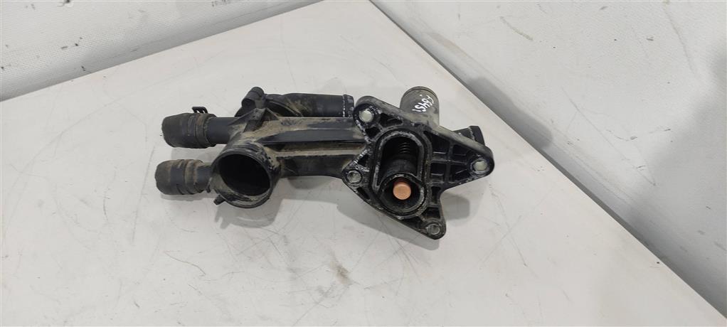 корпус термостата Volkswagen Passat B6 2007, 1.4 л., TSI, бензин, универсал, 03C121118D, 03C121111P, 03C121026AC, BLG, BMY, CAX, CDG, CAV, CTH, 03C121111T, 03C121111AB, 03C121121D, 03C121026S, 03C121026AF - фото №1