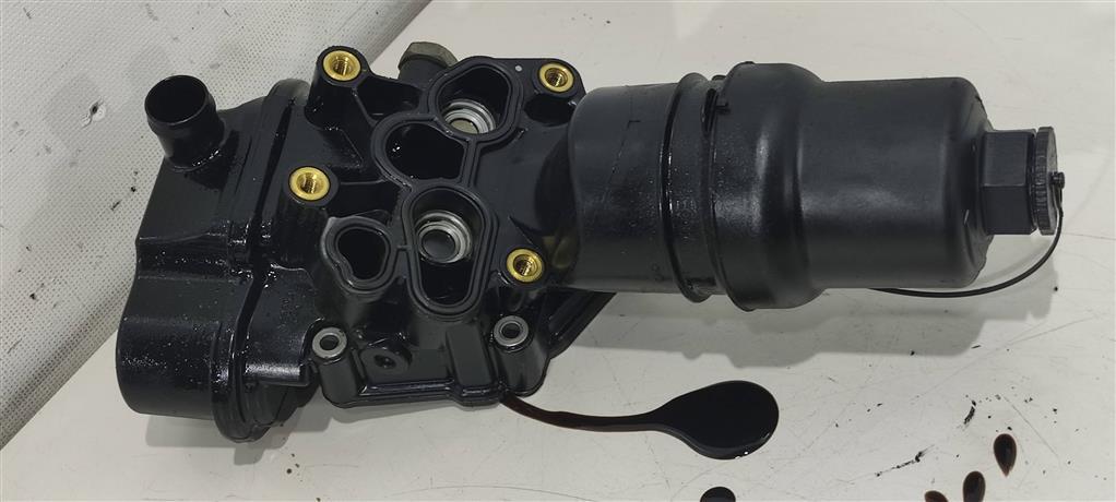 корпус масляного фильтра Volkswagen Passat B6 2006, 2.0 л., TFSI, бензин, седан, 06F115397F, BPG, BPY, BPJ, BWE, 06F115397J, 06F115397H, AXX, BWA, BWT, BGB, BUL, BYK, BYD - фото №1