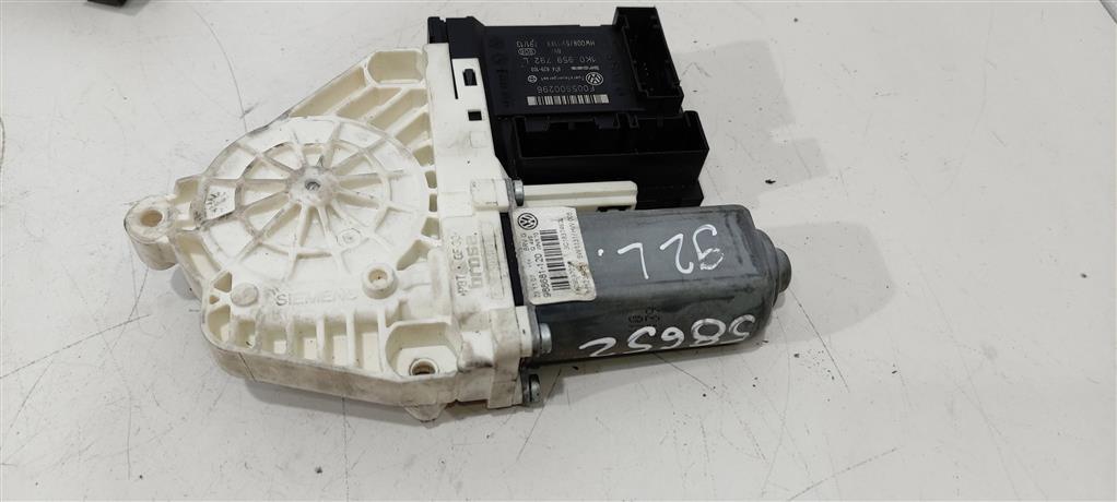 моторчик стеклоподъемника передний правый Volkswagen Passat B6 2006, бензин, 1K0959702P, 1K0959792L, . - фото №1