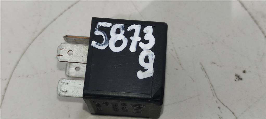 реле (прочие) Volkswagen Jetta 5 поколение 2006, 1.9 л., TDi, бензин, седан, 141951253B, 8D0951253A, 4H0951253A, 8K0951253, 431951253H, . - фото №1