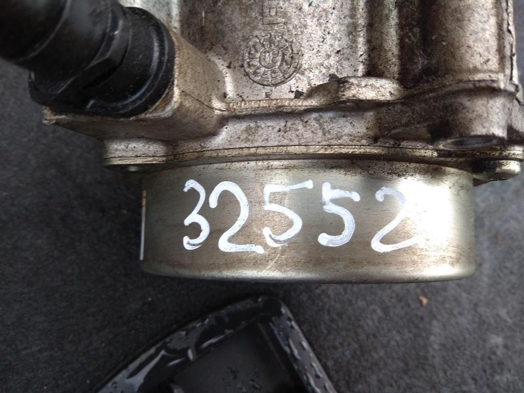 насос вакуумный Volkswagen Passat B6 2009, 1.8 л., TFSI, бензин, седан, 06H145100AB, 06H145100S, CDA, CCT, BYT, BZB, 06H145100AK, CBF, CAWB, CAB, BZW - фото №1