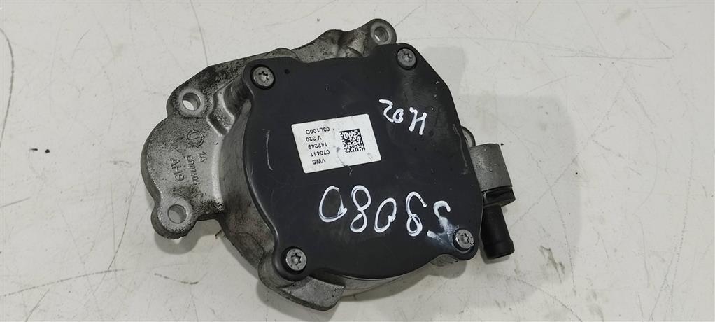 насос вакуумный Volkswagen Passat B7 2013, 2.0 л., TDi, дизель, седан, 03L145100D, CBAA, CBAB, CBDC, CLCA, CFF, CFG, CGLC, CMGB, CFJA, CJAA, CFHC, CBDA, CAYD, CAYE, CEGA, CLJA, CLLB, CJCA, 03L145100C - фото №1