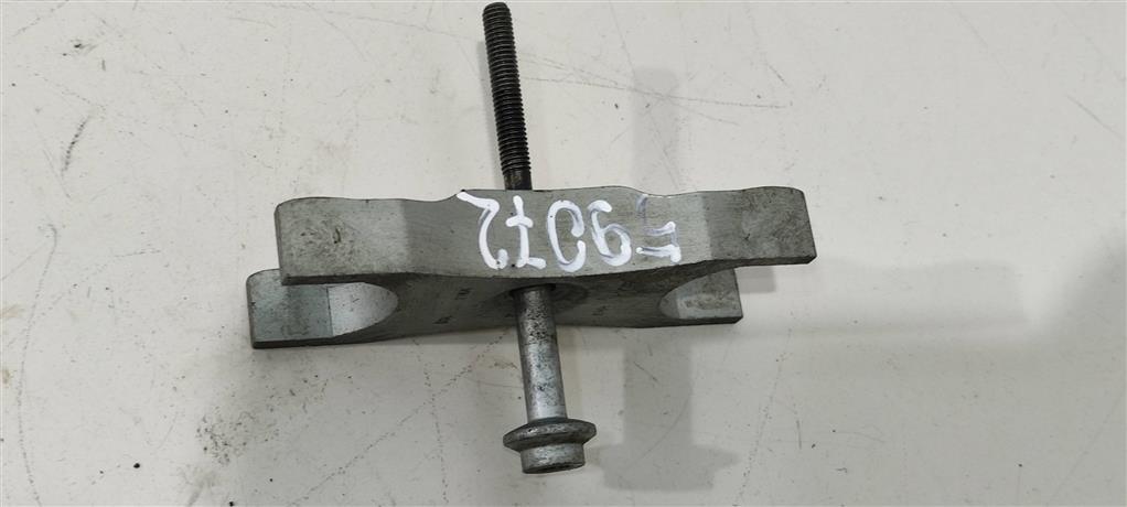 крепление форсунки Volkswagen Passat B7 2013, 2.0 л., TDi, дизель, седан, 03L130216A, CFF, 03L216A - фото №1