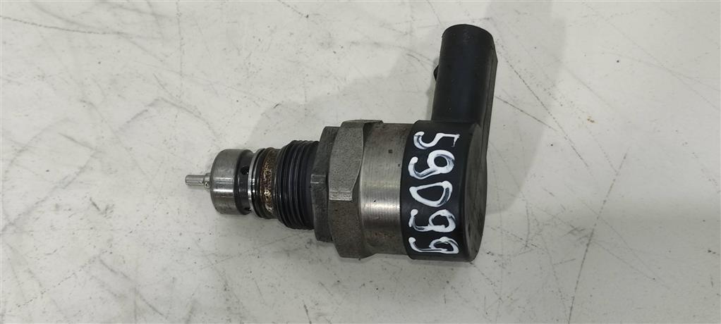 датчик давления топлива Volkswagen Passat B7 2013, 2.0 л., TDi, дизель, универсал, 057130764AB, 0281006075, . - фото №1